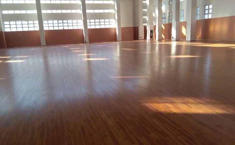 體育木地板翻新可行嗎？