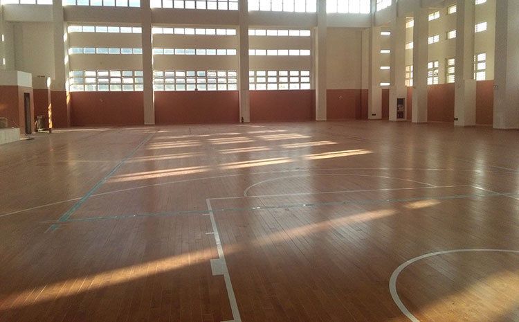 五角楓舞臺運動木地板怎么翻新？
