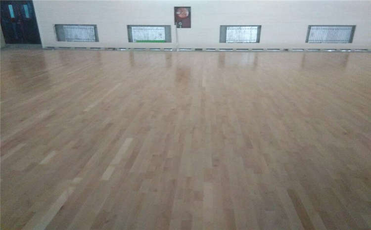 五角楓風雨操場地板怎么維修？