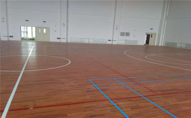 五角楓排球館木地板怎么翻新?