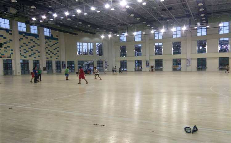 拼接板籃球場實木地板價格是多少錢？