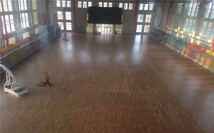 22厚羽毛球館木地板一般多少錢？