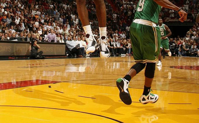 如何避免籃球場木地板起拱？