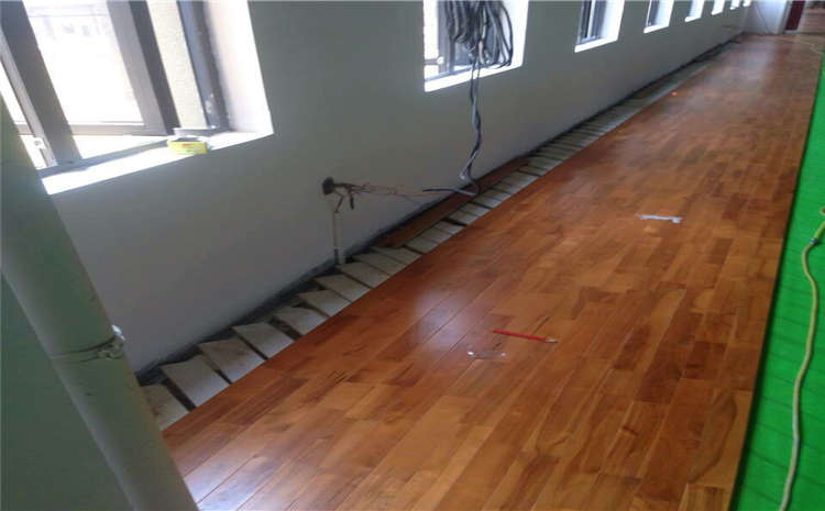 硬木企口體育館木地板單層龍骨結構