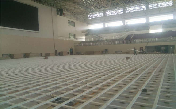 專業(yè)的風(fēng)雨操場(chǎng)地板多少錢一平米?