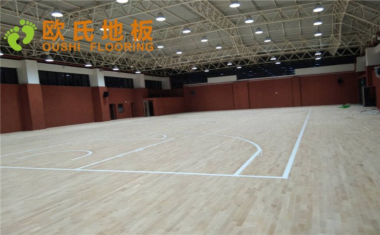 江蘇徐州樹(shù)恩中學(xué)籃球館健身房木地板圖片